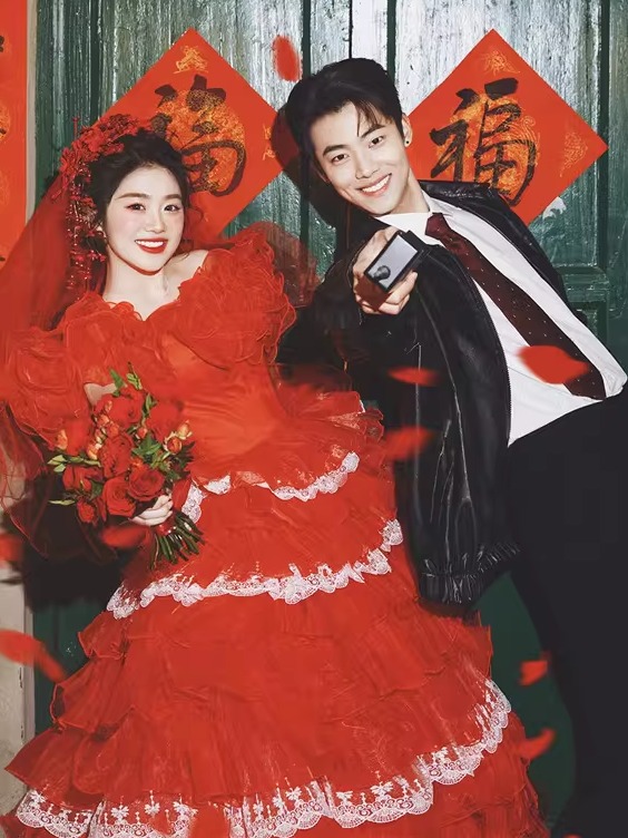 Street Fashion Photographers - Gaun Pengantin Gaya Jalanan Vintage Merah