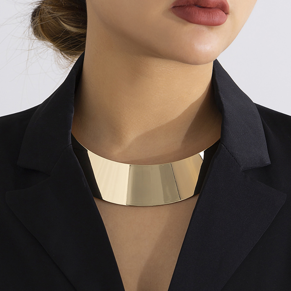 Street Fashion Europe - Ingjenis. Z kalung pendek lebar jalanan